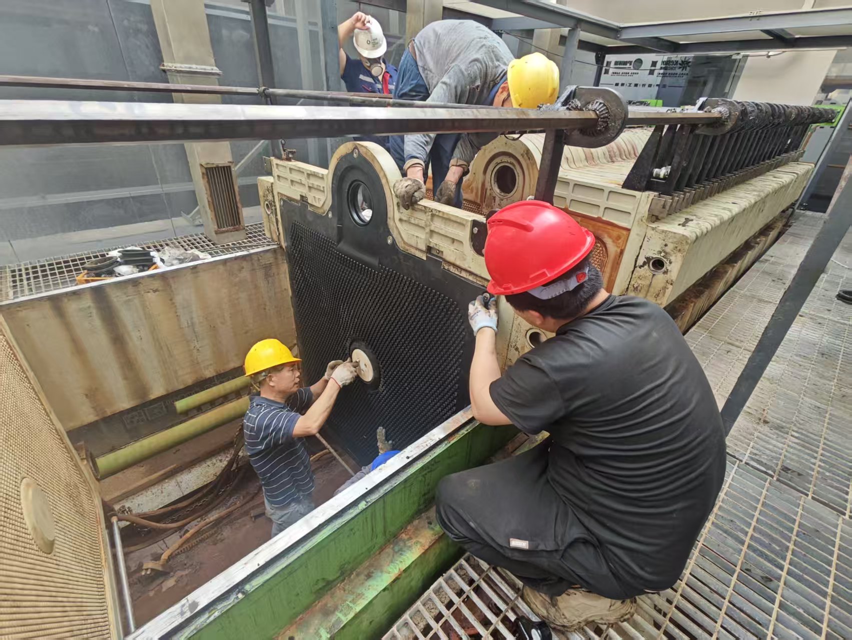 工程师检修核心部件