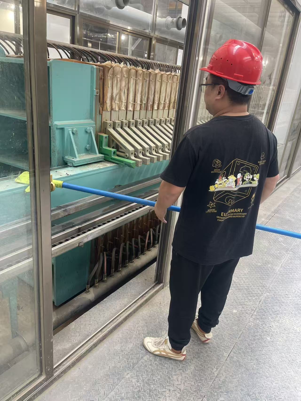 值班人员除夕夜巡检设备